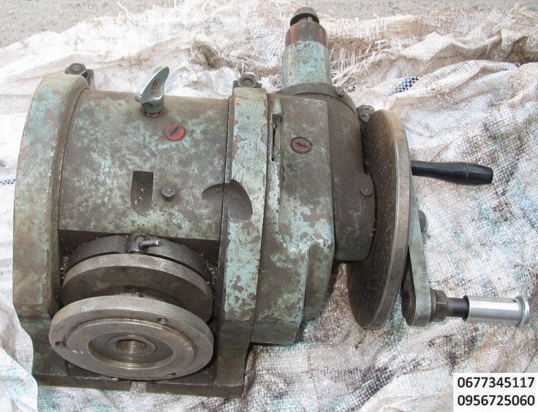 Удг-д-200, удг 200, удг , 7036-0052 П , Универсальные делительные головки являются важнейшей принадлежностью консольно-фрезерных станков, в особенности универсальных, и значительно расширяют их технологические возможности. Делительные головки используют при изготовлении различных инструментов (фрез, разверток, зенкеров, метчиков), нормализованных деталей машин Делительные головки используют, во-первых для установки оси обрабатывали заготовки под требуемым углом относительно стола станка; во-вторых, для периодического поворота заготовки вокруг ее оси на определенный угол (деление на равные и неравные части); в-третьих, для непрерывного вращения заготовки при нарезании винтовых канавок или винтовых зубьев зубчатых колес.